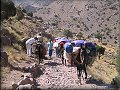 Vek as turistickho chodnka na Debel Toubkal je vyuvan domorodcami ako karavnov cesta na druh stranu pohoria