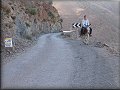 Horsk cesty s tu dos zke, na jednej strane skala, na druhej strm zrz..